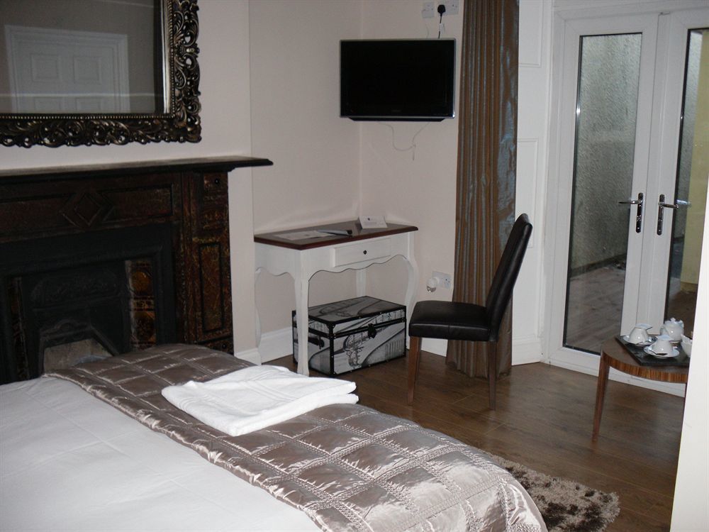 Number One Hundred Bed & Breakfast Cardiff